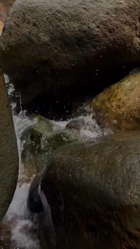 Water Splashing Between Large Boulders in Stream Video stock 341320490