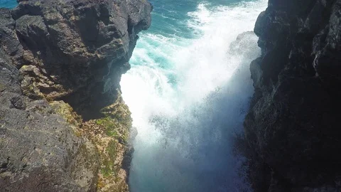 Water splashing between stone gap 動画素材 89943923