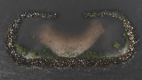 Water splashing on rocks 스톡 동영상 180551852