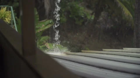 Water spout slow mo splash on roof 스톡 동영상 52136320