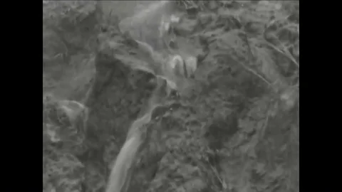 Water is still able to make its way to the Mississippi River, even through Stock-Footage 99409512