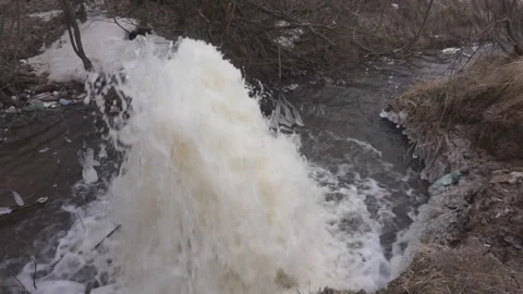 Water stream from broken sewage systems near sewer manhole . Vidéo 95033824