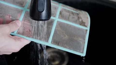 Water Stream Washing Off Dust Layer From AC Filter Grid Vidéo 341547348