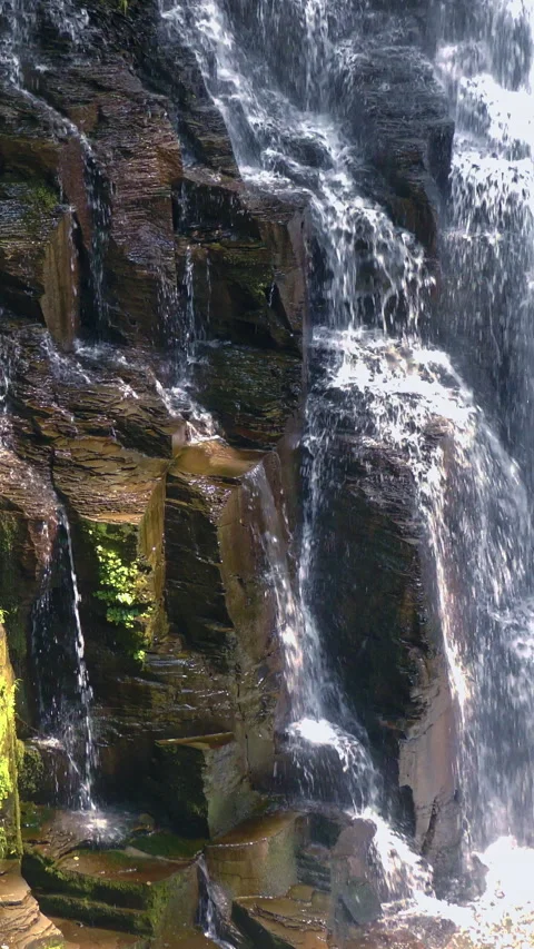Water Streaming Down Dark Wet Rock Vertical Video 库存影片 346195329