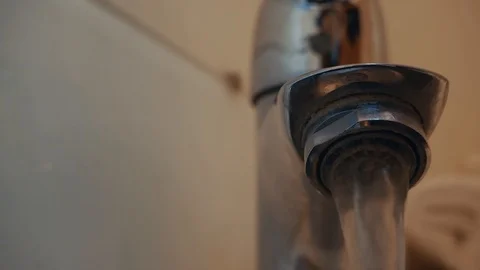 Water streaming slow motion Stockbeeldmateriaal 125864131