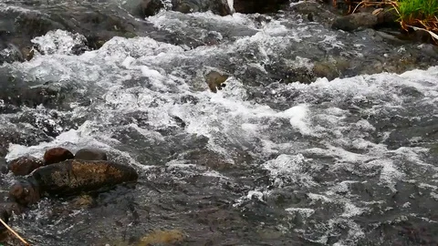 The water in streams flowing through the Weir. 動画素材 75217710