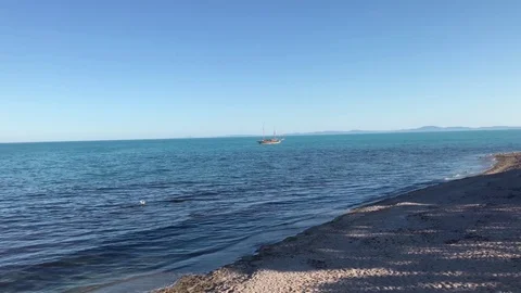 Water surface and old ship 動画素材 78578611