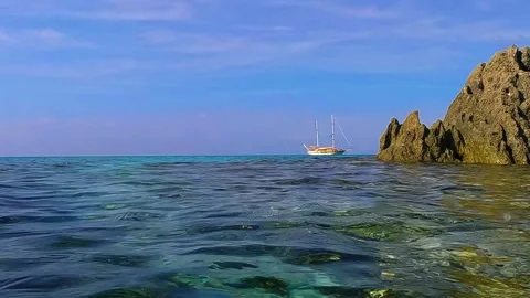 Water surface pov of sailing ship between rocks slow motion Vídeo Stock 276673433