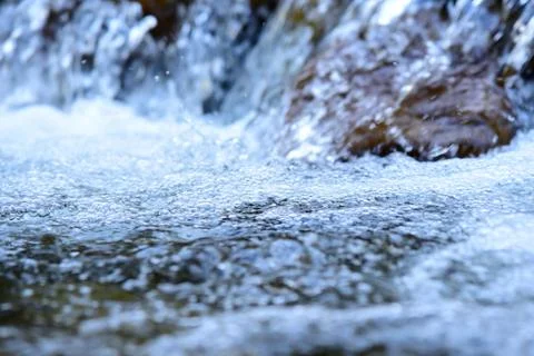 Water surface with ripples and sunrays reflections Foto stock