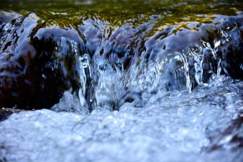 Water surface with ripples and sunrays reflections Foto stock