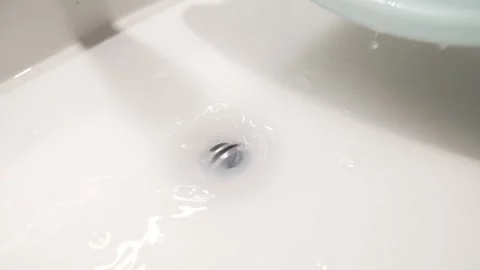 Water Swirling Down Clean White Ceramic Sink Drain Видео 337413965