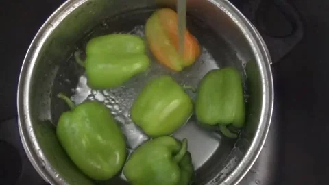 Water from the tap flows into the pot and fills it Video stock 311519220