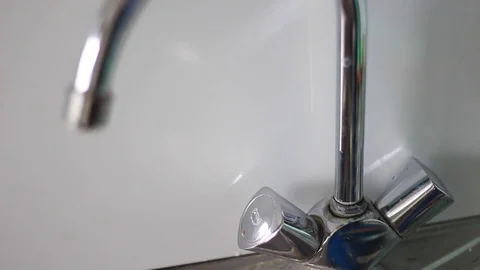 Water tap turning on/off Vídeo Stock 71071415