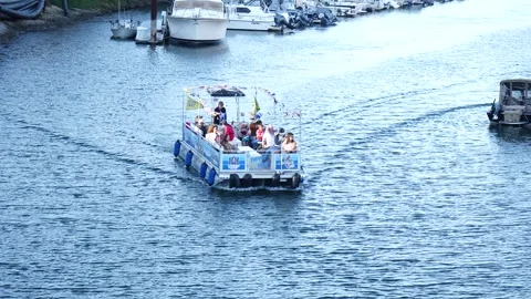 A water taxi. Vídeos de archivo 313857784