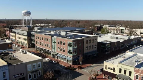 Water Tower Above Downtown Storefronts in Bentonville Arkansas Vidéo 121111986