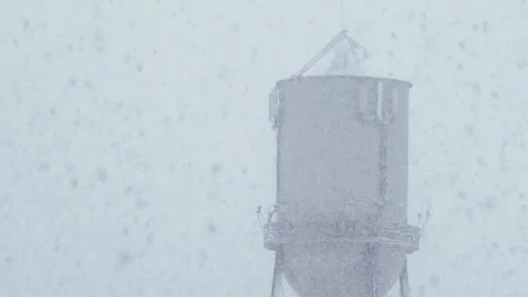 Water tower in blizzard slow motion Vídeos de archivo 73373388