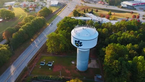 Water Tower to Intersection Stockbeeldmateriaal 255172901