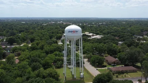 Water tower with small town in the background, Navasota, Texas, USA 스톡 동영상 129220789