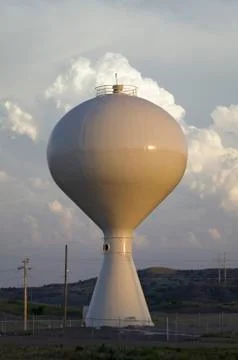 Water tower at sunset with clouds behind it in Lower Brule, Lyman County, Lower Foto stock