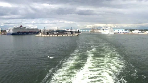 Water trace of the ship against the backdrop of the port of Helsinki Stock Footage 95432440