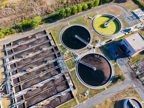 Water treatment facility in operation with multiple tanks and processing un.. Stock-Fotos