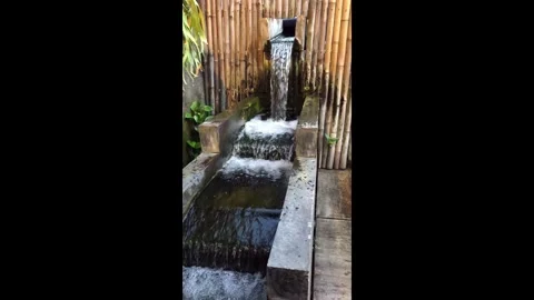 Water Trickling Down Dark Stone Fountain Wall Vídeo Stock 343589225