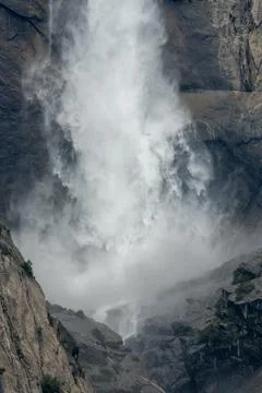 Water Tumbles Over Base of Upper Yosemite Fall Fotos Stock