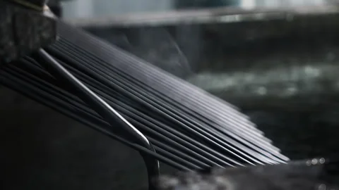 Water Washing multiple black plastic strands during the extrusion process Vídeo Stock 278478368