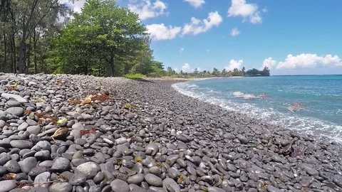 Water waves breaking at beach in low angle 動画素材 89943640