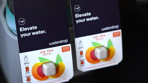 Waterdrop Ice Tea Peach hydration cube served on Lufthansa flight. Vídeo Stock 325761640