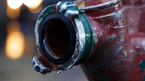 Waterdrops dripping from a leaking fire hydrant during a fire fighting operation Vidéo 122765915