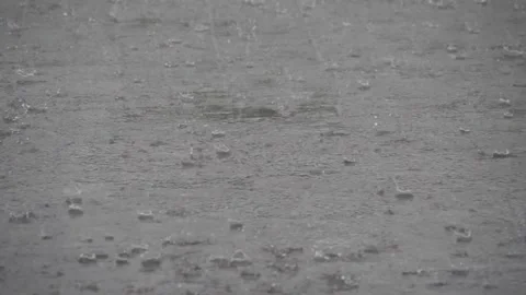 Waterdrops falling and bubbling on grey pavement in a rainy weather in autumn 库存影片 163667171