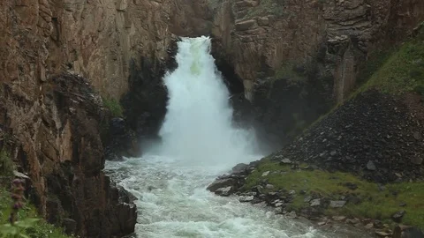 Waterfall "33 parrots", at the same pass. The height of the waterfall is 30 Stockbeeldmateriaal 79054341