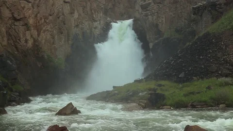 Waterfall "33 parrots", at the same pass. The height of the waterfall is 30 Stockbeeldmateriaal 80411949