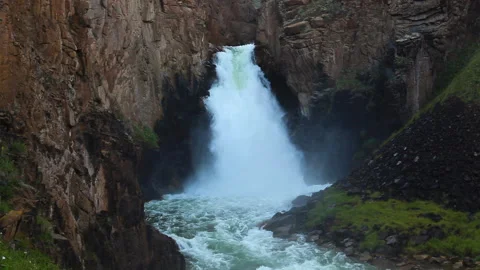 Waterfall "33 parrots", at the same pass. Vídeos de archivo 133864413