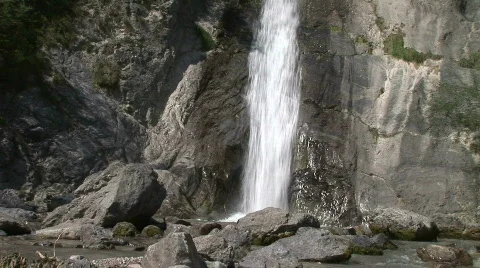 Waterfall Among Rocks 库存影片 567872