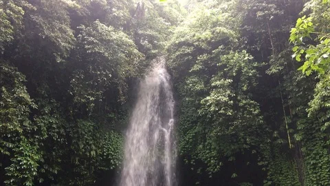 Waterfall and rain 動画素材 105669548