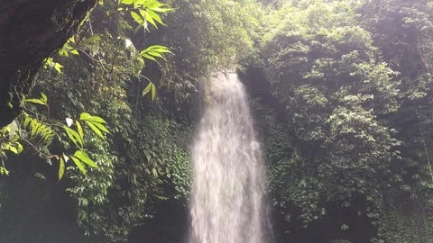 Waterfall and rain  Vídeos de archivo 105675119