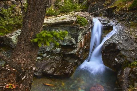 Waterfall and River Flow Through Rocky Sunrift Gorge with Lush Forest Scenery Stock-Fotos