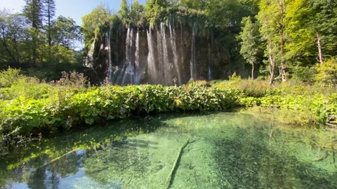 Waterfall and turquoise pool of Plitvice Lakes 스톡 동영상 160696639