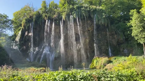 Waterfall and turquoise pool of Plitvice Lakes Vidéo 160696668