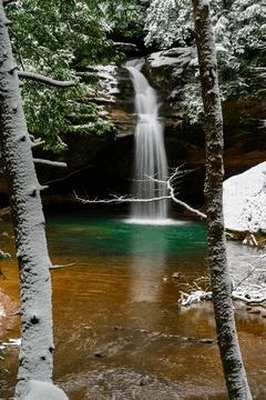 Waterfall and vegetation in Hocking Hills on a snowy winter day in the USA Stock Photos