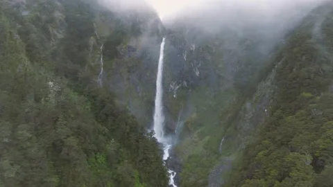 Waterfall arthur's  pass  - Devils Punchbow Stockbeeldmateriaal 145859078