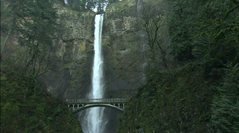 Waterfall behind a bridge Stockbeeldmateriaal 632698