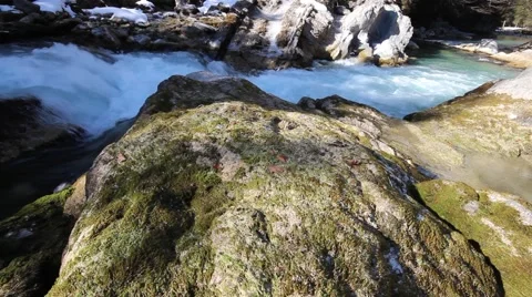 Waterfall between frozen rocks Video stock 40023557