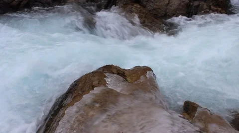 Waterfall between frozen rocks 库存影片 40026714