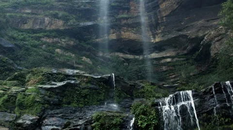 Waterfall camera tilt from top to bottom Vidéo 68508901