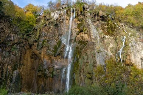 Waterfall Cascading Down Limestone Cliffs in Plitvice Lakes National Park, .. Foto stock