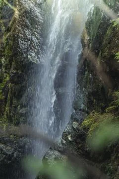 Waterfall cascading down rocky cliffs in nature Foto stock