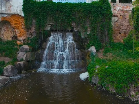Waterfall in a city park Video stock 77052577